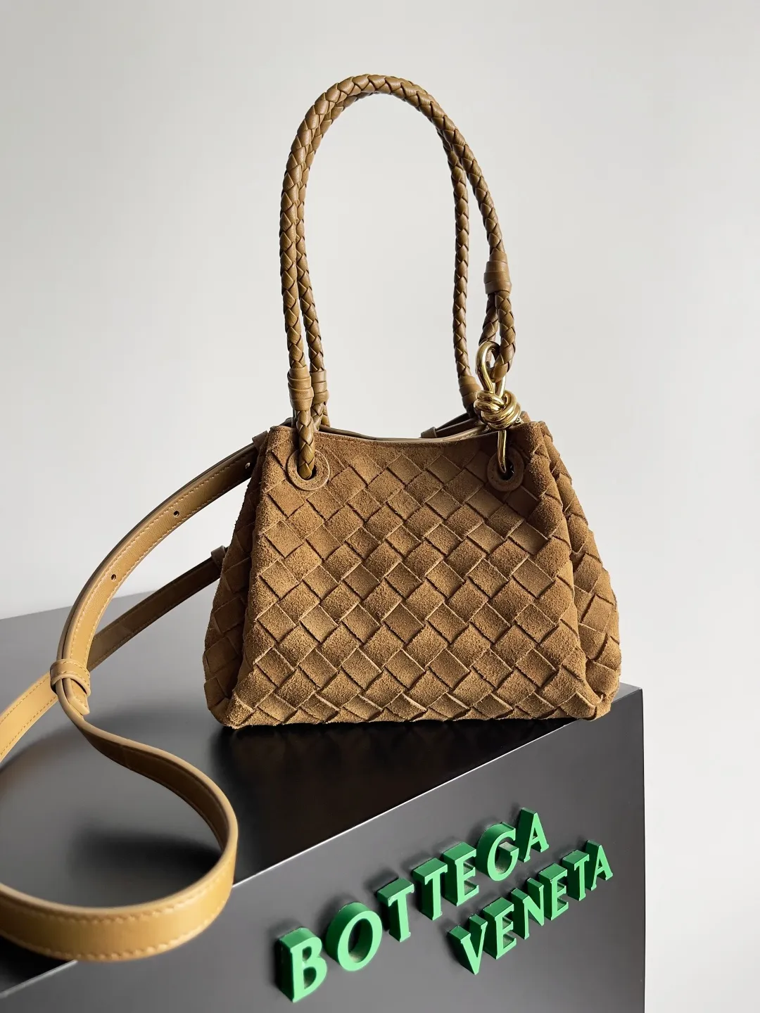 Batch 2280 BV home is new! Andiamo combines the Bottega Veneta archive parachute handbag to inherit retro elements and integrate modern trends. The same style as Shu Qi's in Beijing Night. It is a continuation of the classic bag. It has three functions: hand carry, shoulder and cross-body. It is embellished with metal brass knot buckles. It is small and has an amazing capacity. It can easily hold sunglasses in a box / small bottle of water / powder powder / charger and other daily necessities when going out. The upper body is versatile. Style number: 796569 Size: 21*17*16.5cm